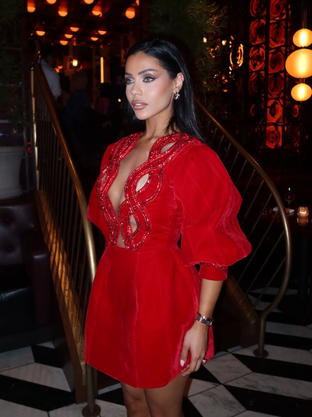 Dejzi Dina v Neck Braid